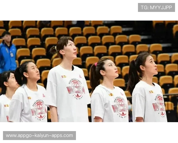 女篮主教练赛后抱着小外援说：今天你就是我的“女儿”